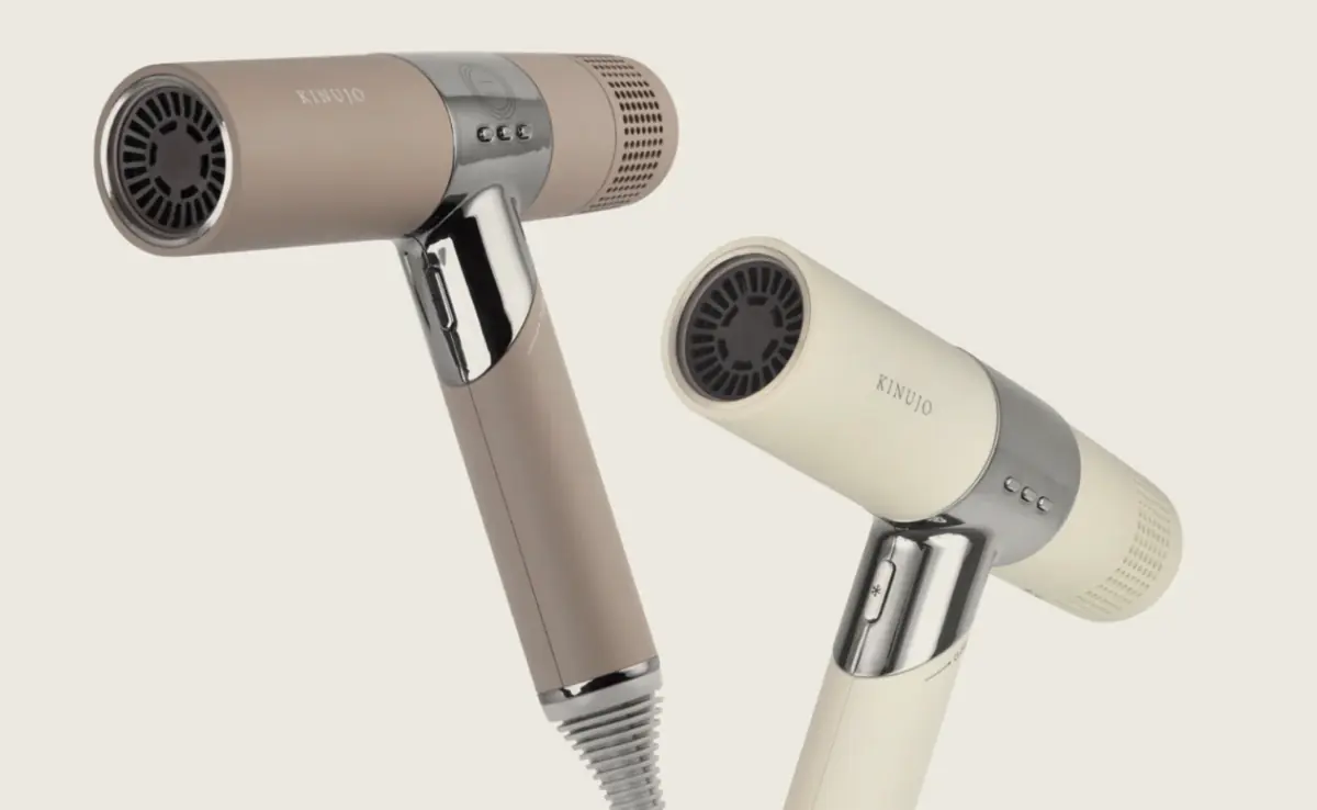 KINUJO Hair Dryerのモカとホワイトを斜めから写した商品写真