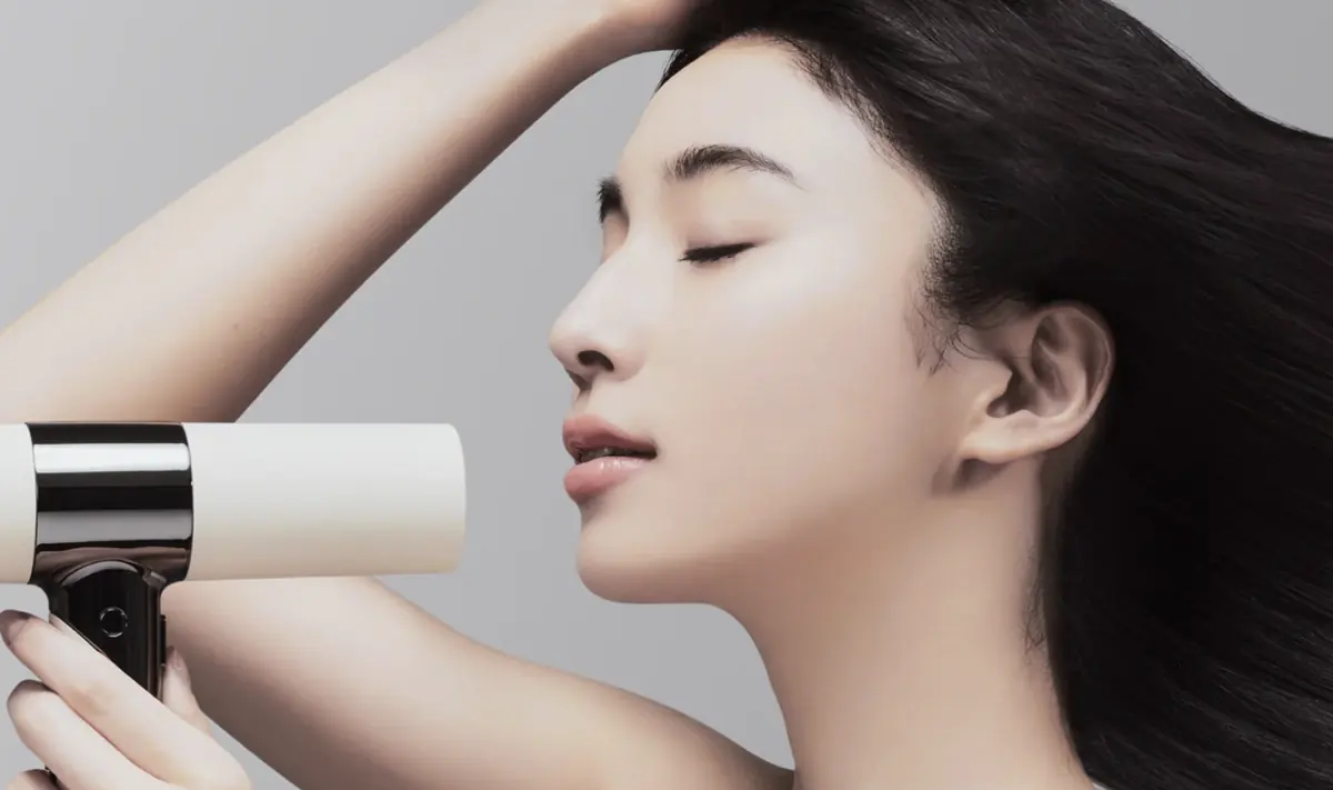 KINUJO Hair Dryerを髪の近くで使うモデルの横顔写真